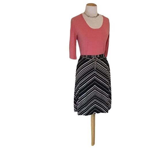 Black/white skirt with Architectural lines. Kinda chevron print - Picture 2 of 2